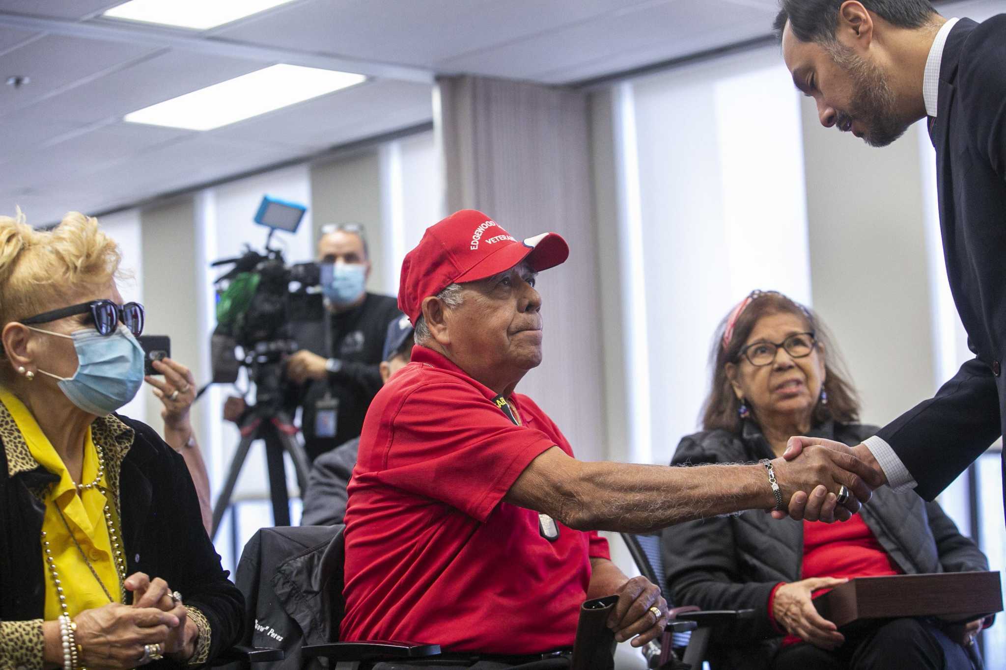 PHOTOS: 71 years after he was killed, a San Antonio soldier's family can hold his medals - Vimarsana News