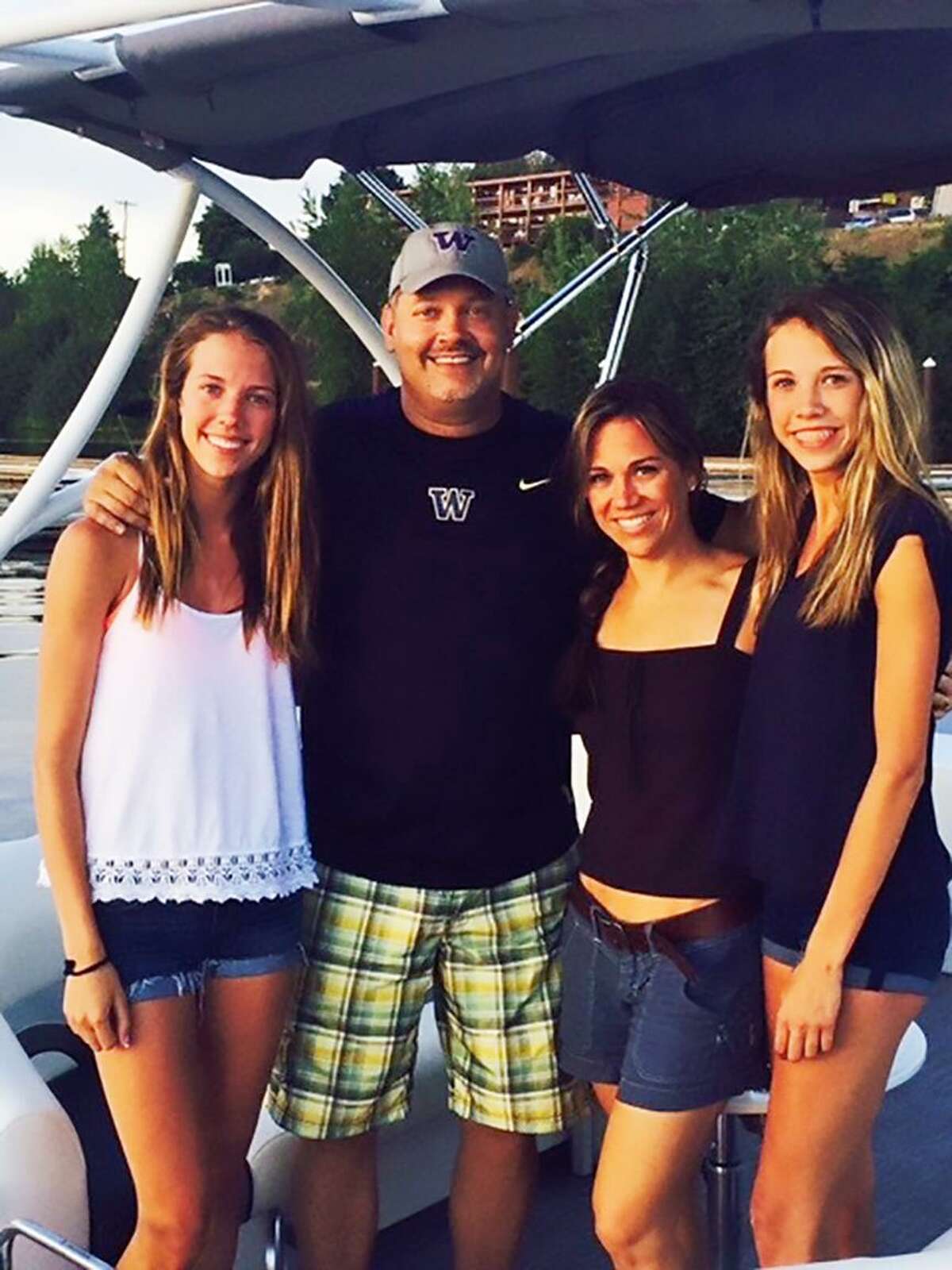 Lacie (far left) and Lexie (far right) with parents Jason (center left) and Jaime (and center right) in 2015.