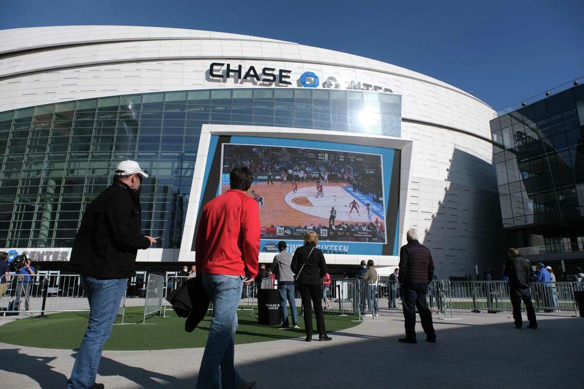 Fans watch the opening game of the 2022 NCAA Men’s Basketball West Regional outside the Chase Center in San Francisco on Thursday, March 24, 2022.