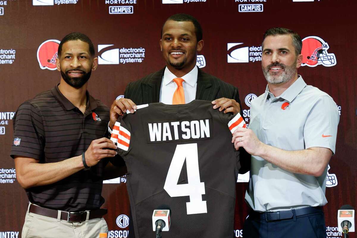 Cleveland Browns general manager Andrew Berry, left, new quarterback Deshaun Watson, center, and head coach Kevin Stefanski pose for a photo during a news conference at the NFL football team's training facility, Friday, March 25, 2022, in Berea, Ohio. (AP Photo/Ron Schwane)