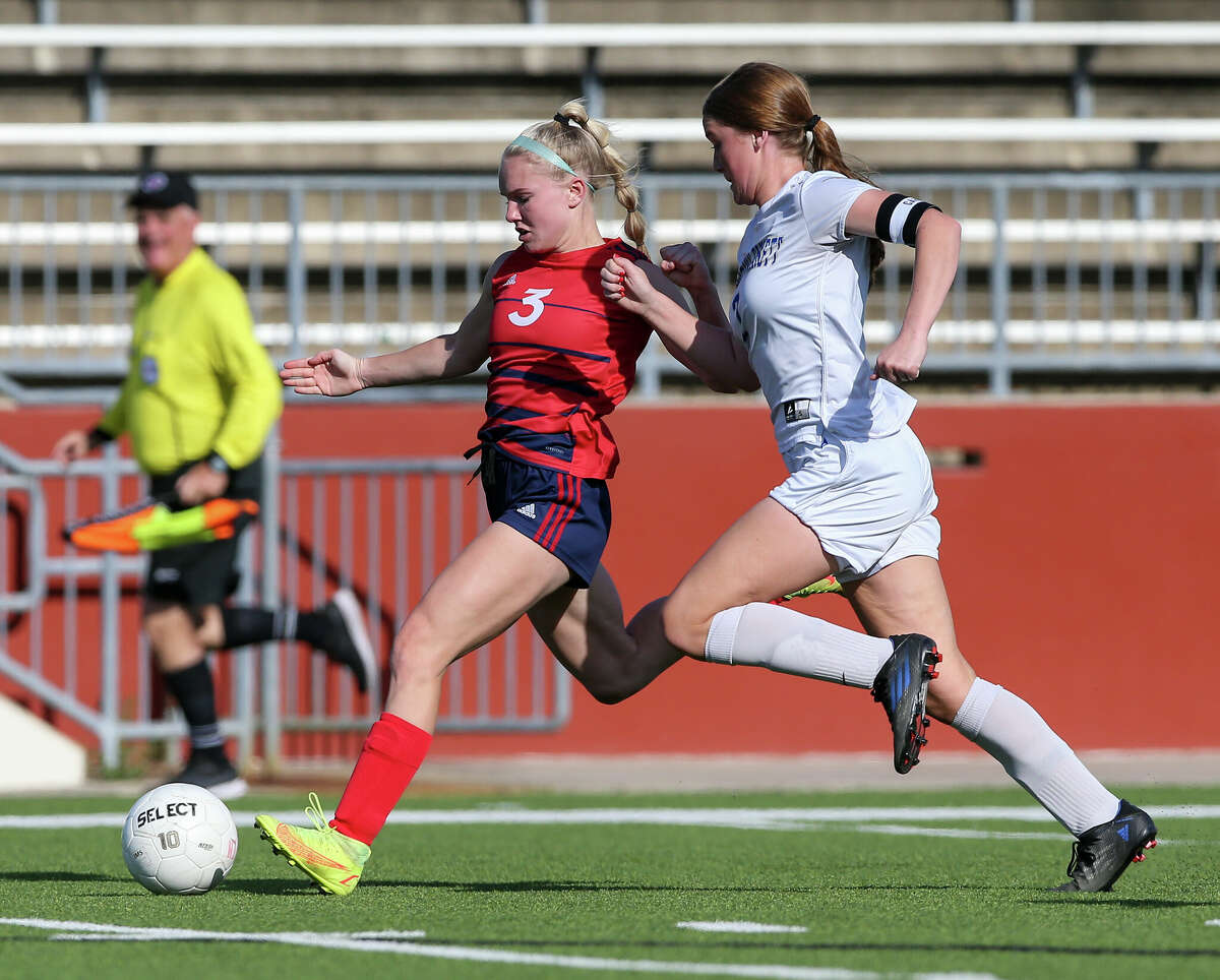 Clair McIntosh (3) takes the ball down the field for Hardin Jefferson. Photo taken by Jarrod Brown on March 25, 2022 in Beaumont, TX