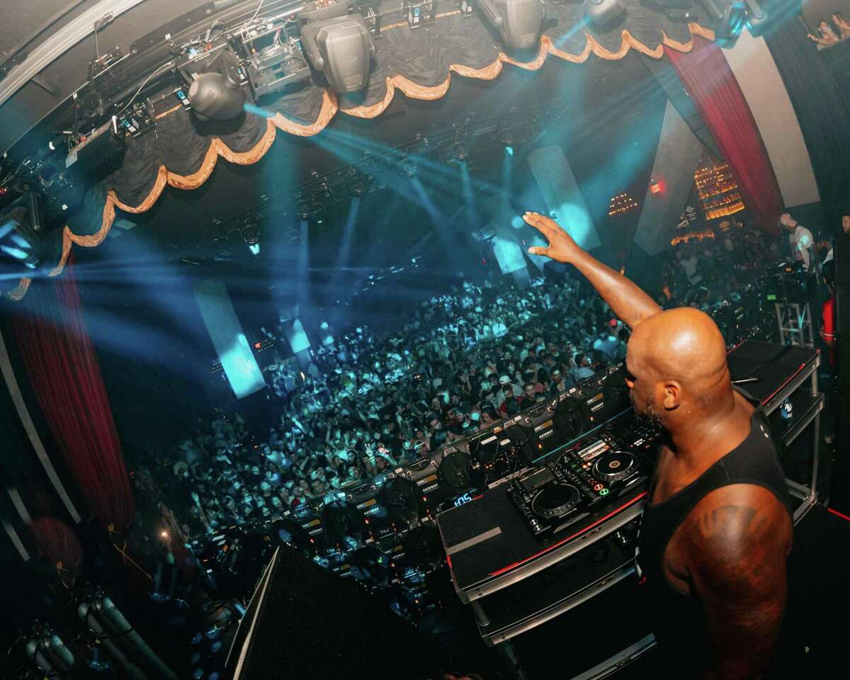 Shaquille O’Neal performs as DJ Diesel.