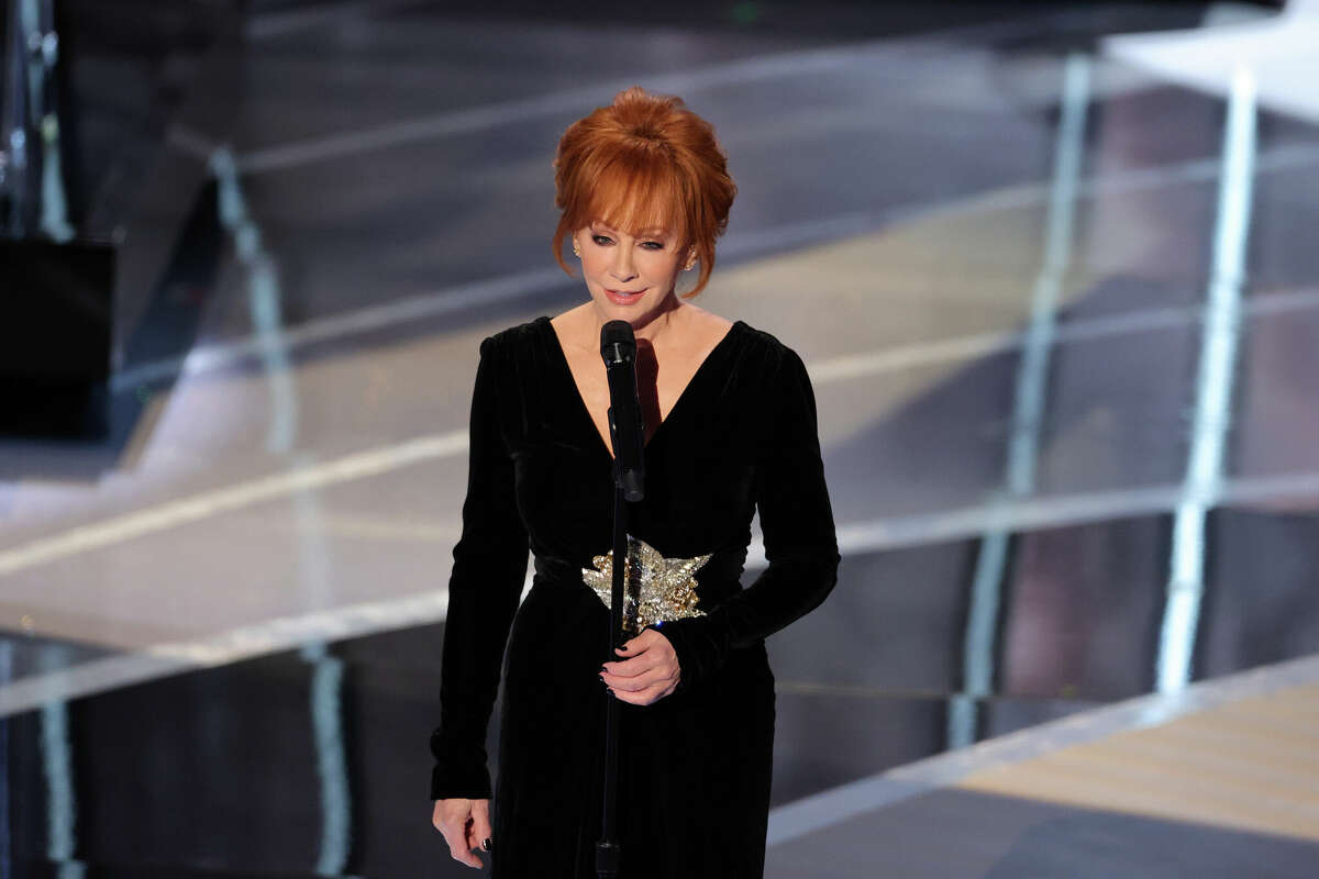 HOLLYWOOD, CALIFORNIA - MARCH 27: Reba McEntire performs onstage during the 94th Annual Academy Awards at Dolby Theatre on March 27, 2022 in Hollywood, California. (Photo by Neilson Barnard/Getty Images)