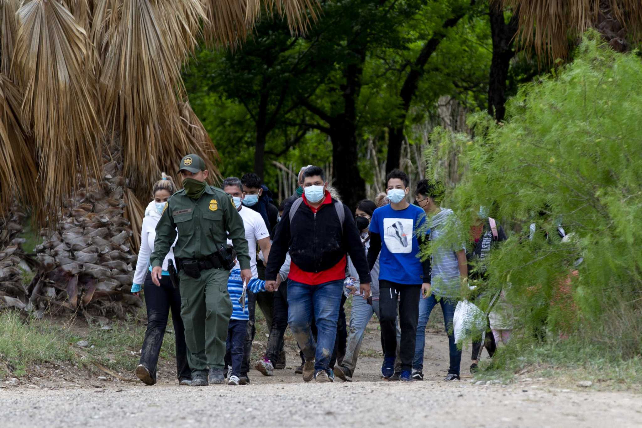 Texas continues imprisoning migrants without filing charges or appointing lawyers, court filings claim - Vimarsana News