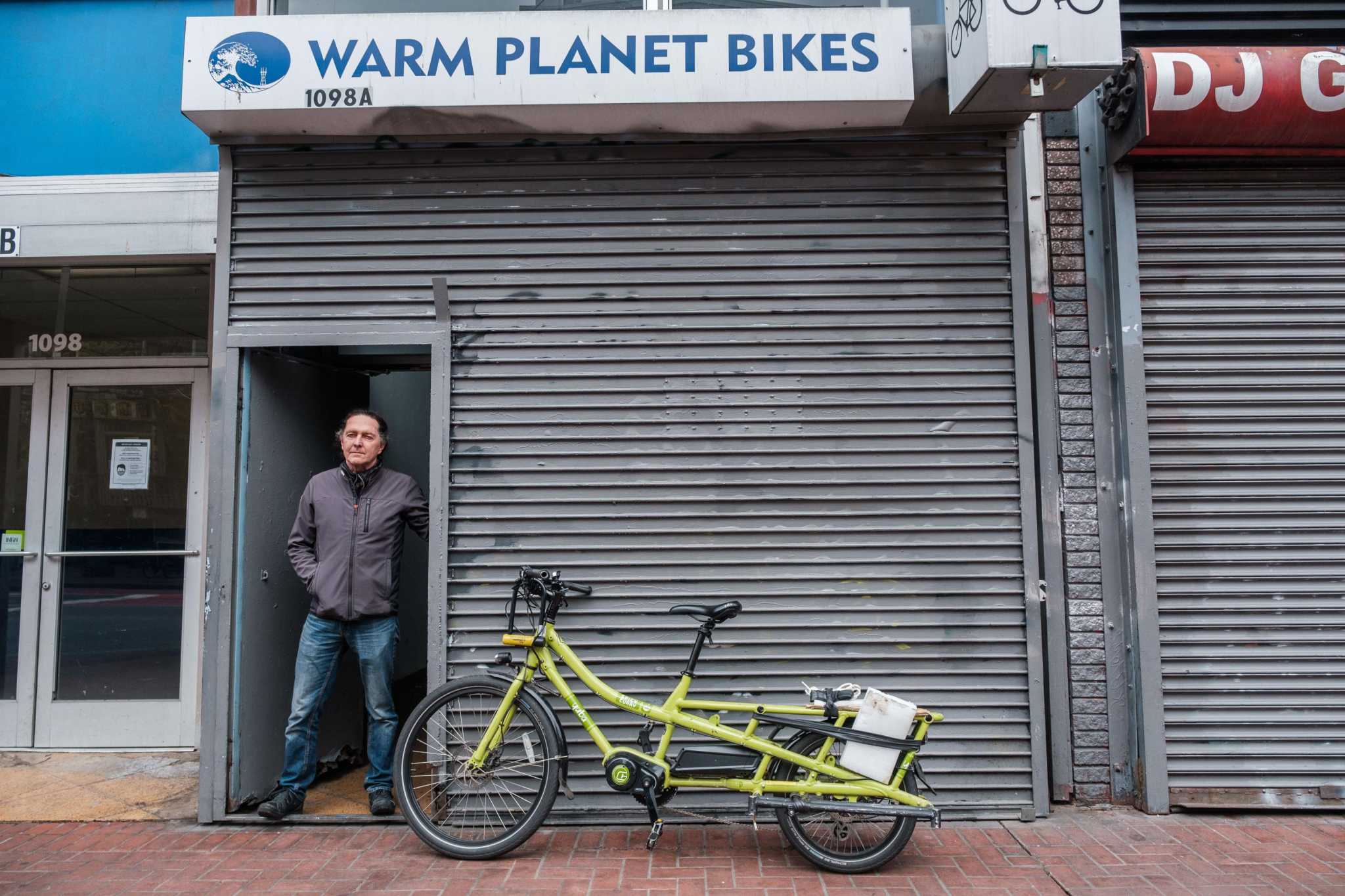 Soportar físicamente Elástico If I were 25, I wouldn't come to San Francisco': Yet, after thieves took  $100,000 of bikes, store owner says he's staying