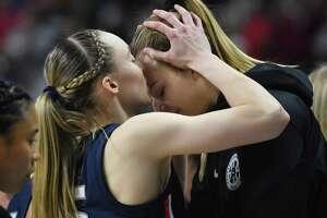 How UConn women reacted to Paige Bueckers injury