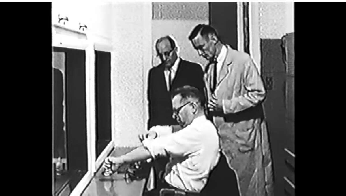 the experimenter in milgram's obedience experiments was always dressed in