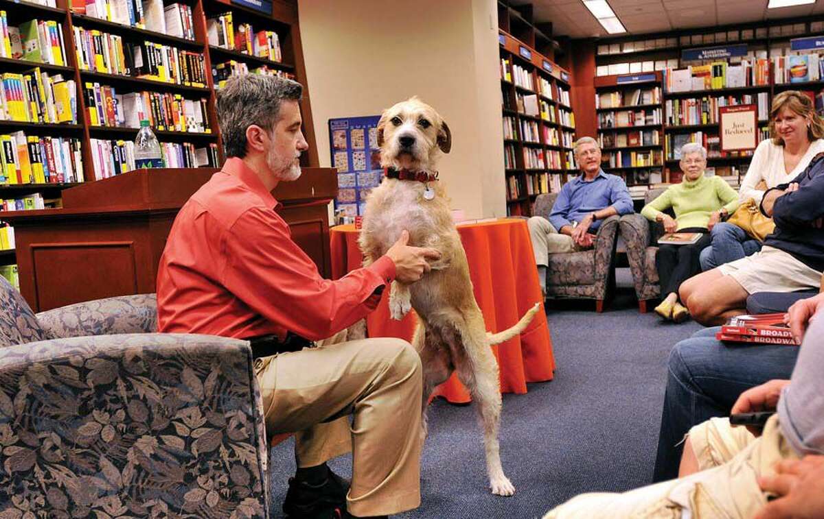 Animal trainer Bill Berloni, of Haddam, at the Yale University Bookstore in 2012 with “Sunny,” who played “Sandy” in a production of Annie on Broadway.