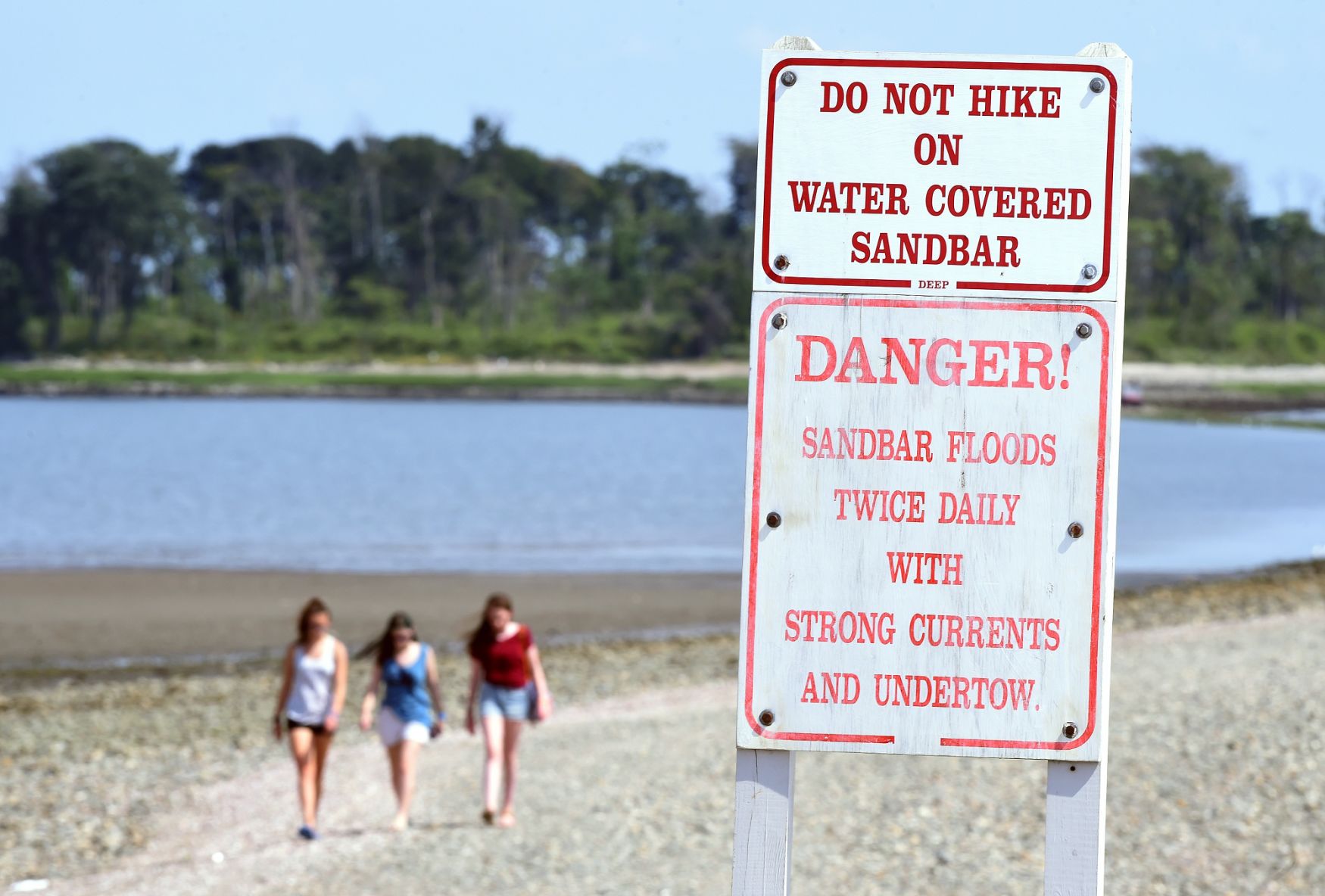 silver-sands-beach-sandbar-too-deadly-for-walking