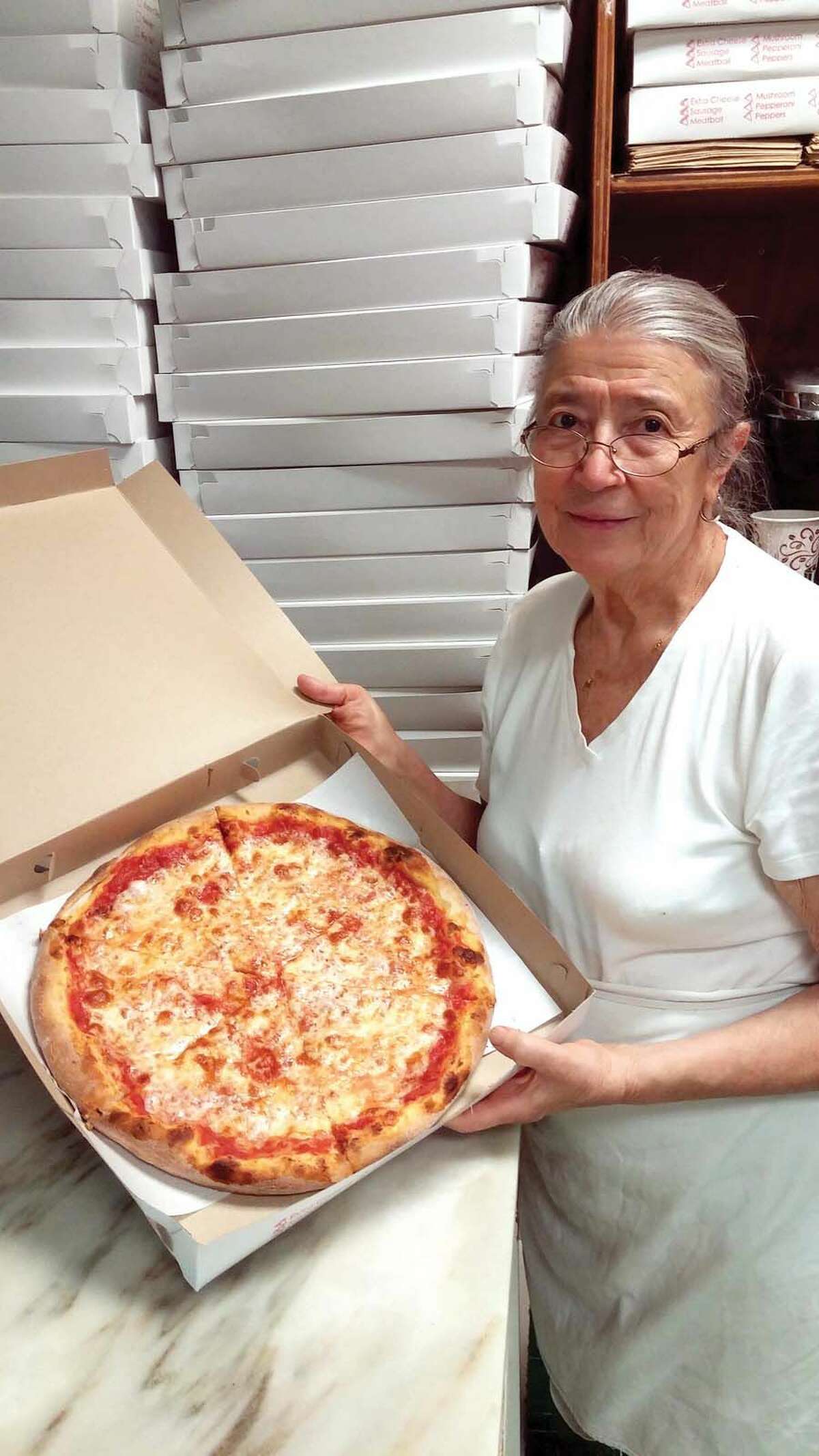 Pia DeRosa knows a thing or two about a pizza pie.