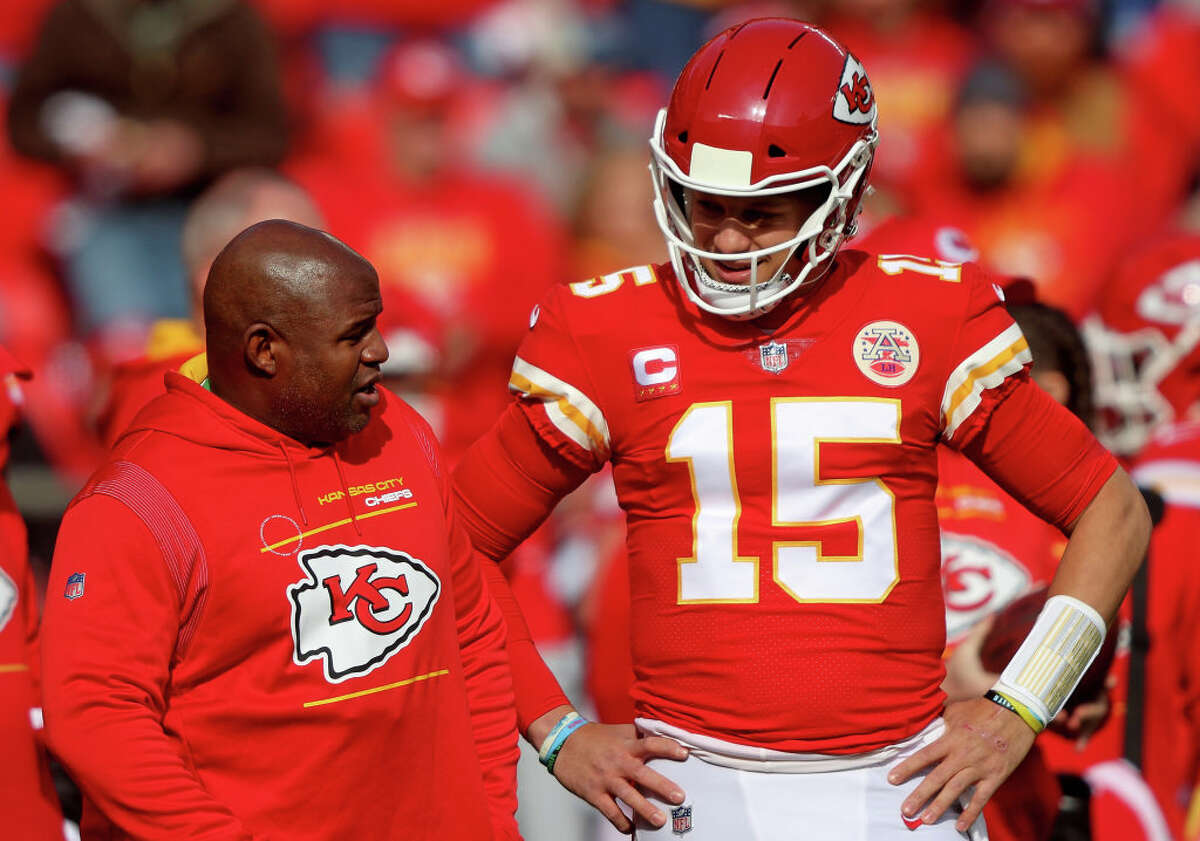 Quarterback Patrick Mahomes #15 of the Kansas City Chiefs talks with offensive coordinator Eric Bieniemy during the AFC Championship Game. (Photo by Jamie Squire/Getty Images)