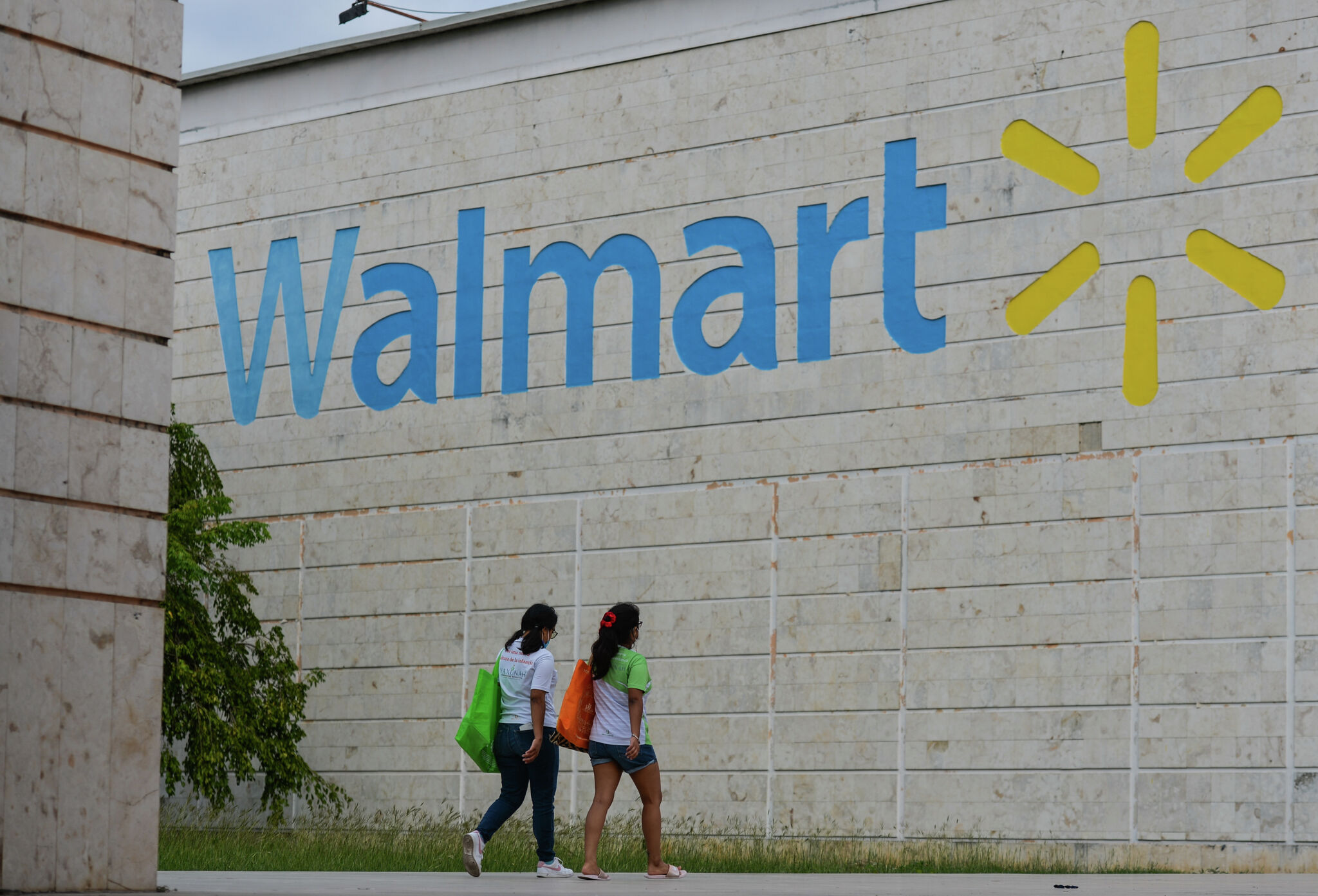 The internet can't get enough of 'delicious' Corpus Christi Walmart employee holding Little Debbie's ice cream - Vimarsana News