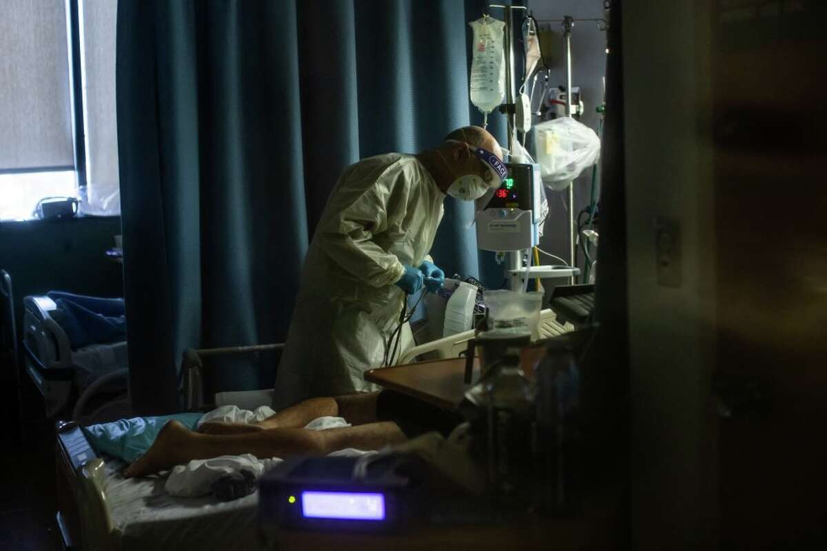 A doctor works on an unvaccinated patient in a California hospital in September 2021. (Photo by Apu Gomes/AFP via Getty Images) 