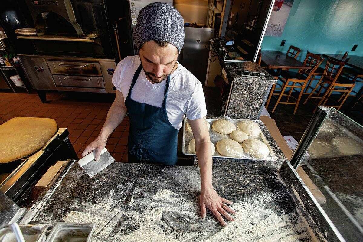 Dante Cistulli se prepara para tirar masa en su restaurante, Zephyr's Street Pizza en West Hartford.