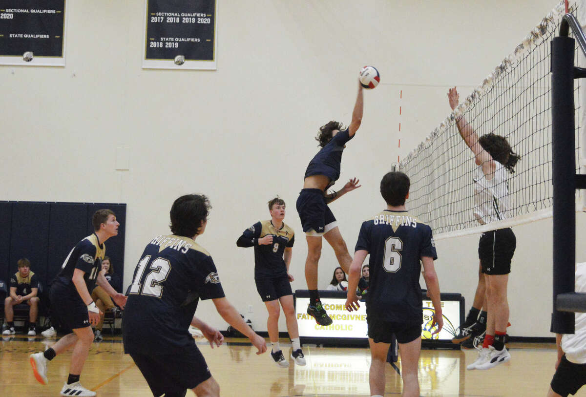 Darren Luchetti finishes a kill in the win against Whitfield on Wednesday. 