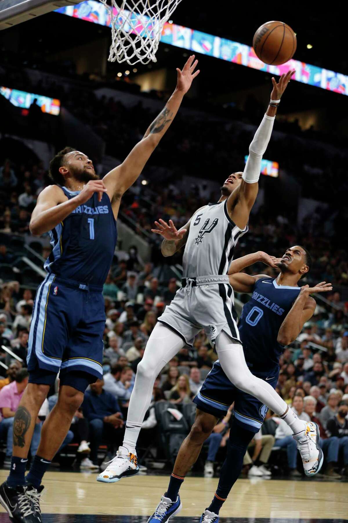 San Antonio Spurs guard Dejounte Murray (5) drives on Memphis Grizzlies Kyle Anderson (1) in second quarter. San Antonio Spurs v Memphis Grizzlies on Wednesday, March 30, 2022 at the AT&T Center.