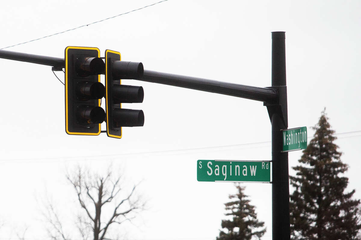 The traffic lights at the corner of S. Saginaw Road and Washington Street are without power Thursday, March 31, 2022 in Midland.