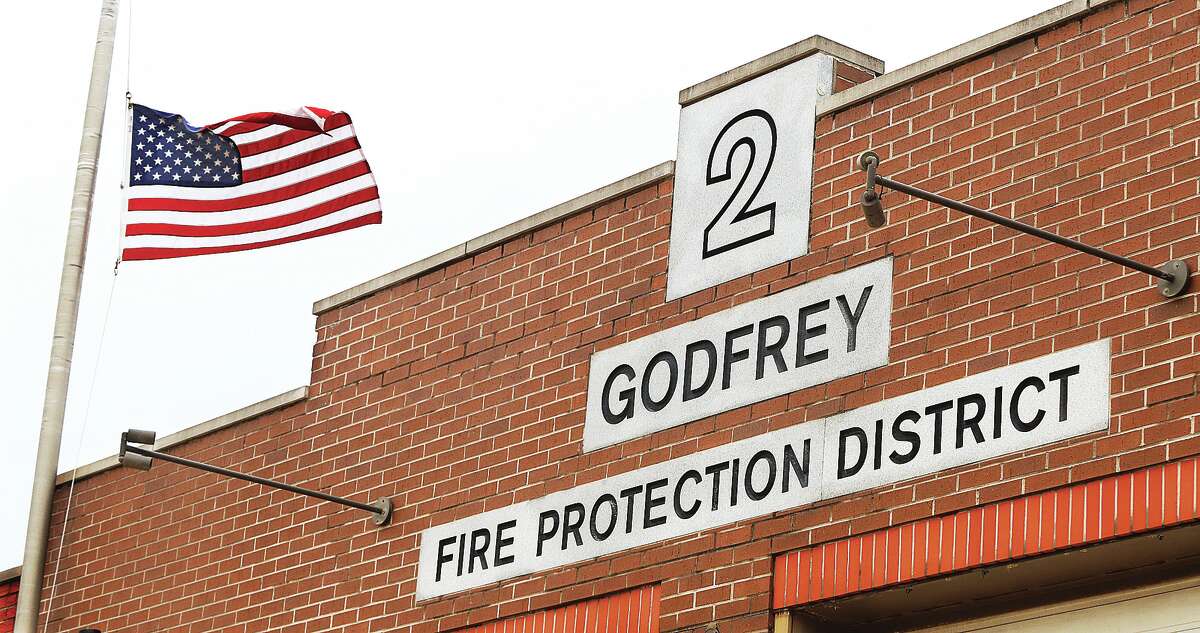 Godfrey firefighter loses battle with cancer