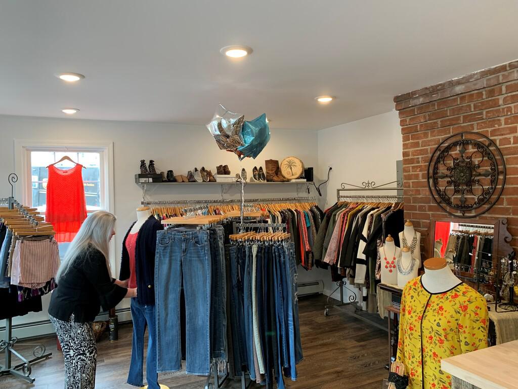 Mother, daughter open consignment, tailoring shop in Middletown