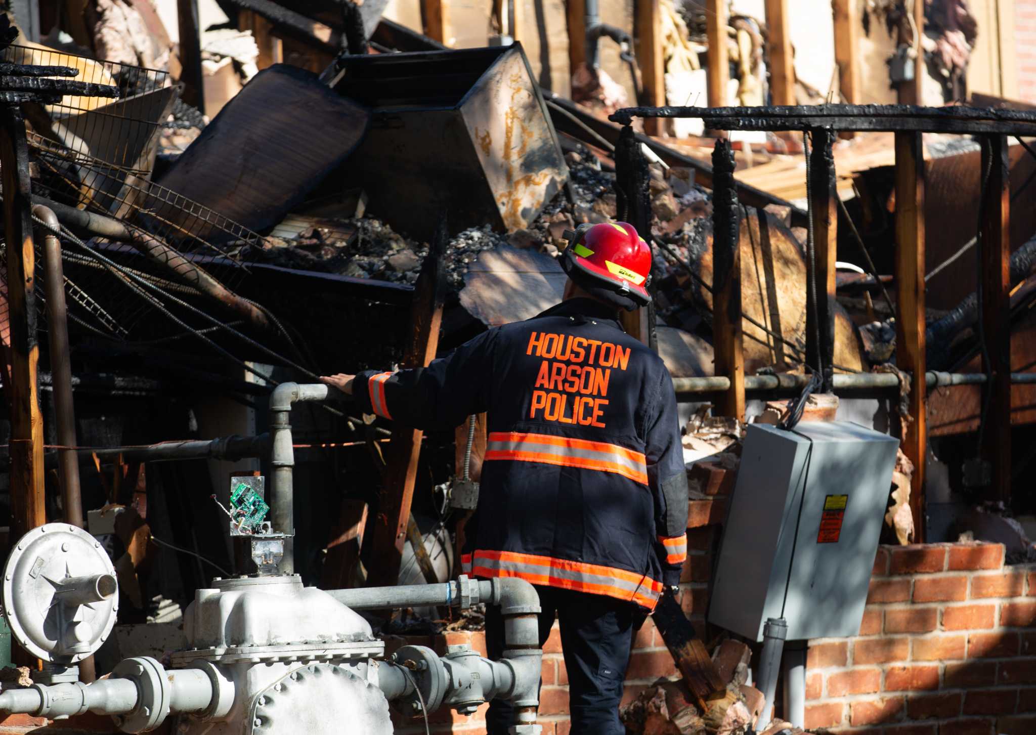 Puppy dies, dozens displaced after fire engulfs apartments in NW Houston