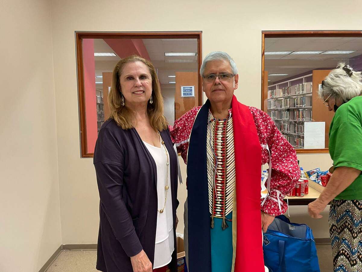 Héctor Solís y Sylvia Reach durante la charla de Lipan Apache en la Biblioteca Pública Joe A. Guerra.