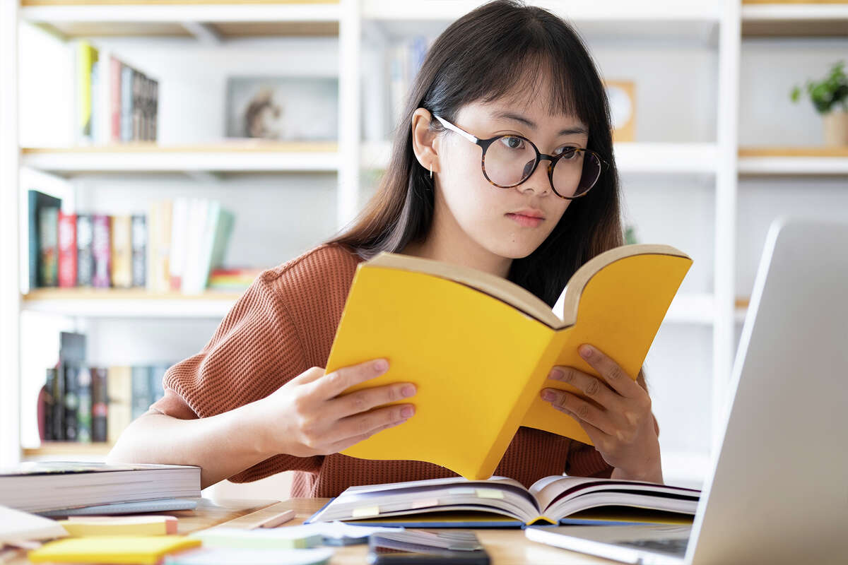SAT prep course vs SAT prep books: Which is best for you?