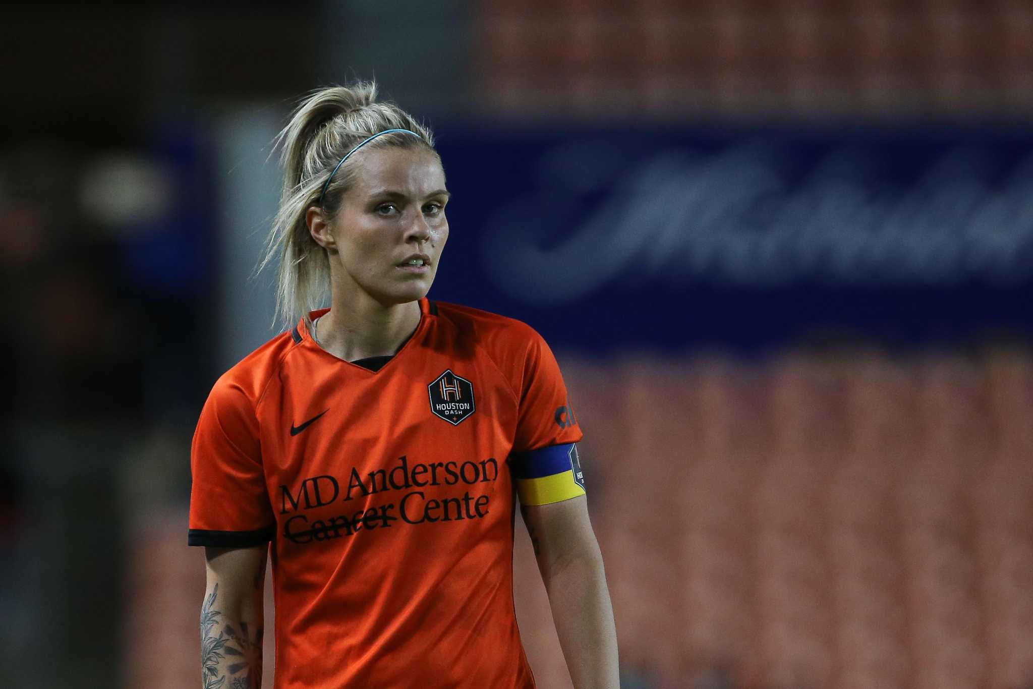 Houston Dash goes down to 10 players and fall 1-0 on the road to