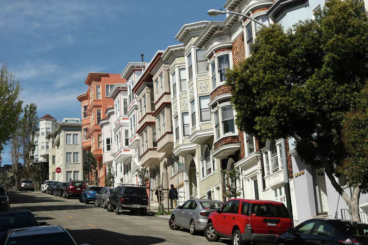Data shows that, in the San Francisco metro area, the percentage of active listings with price drops has gradually increased since January, with a sharp ascent at the beginning of April.