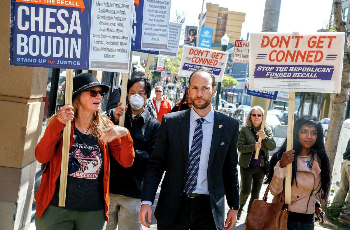 3月，地方检察官切萨·布丹与志愿者一起走在菲尔莫尔街，反对6月7日罢免他的投票措施。