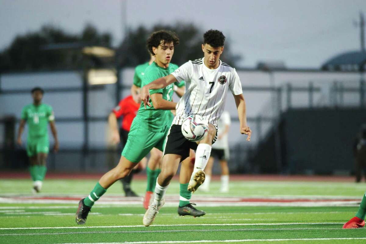 Pearland's Yousef Elnokali (7) helped the Oilers stay unbeaten in district play.