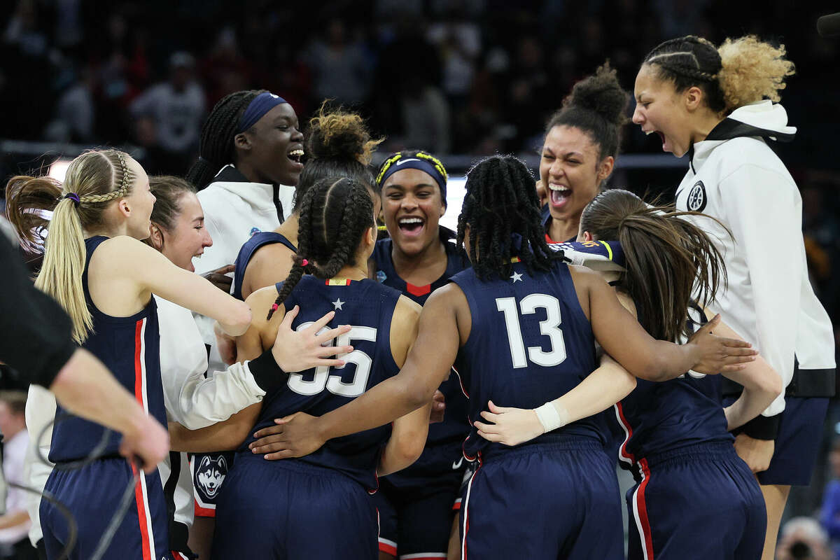 MINNEAPOLIS, MINNESOTA - APRIL 01: The UConn Huskies celebrate after defeating the Stanford Cardinal 63-58 during the 2022 NCAA Women's Final Four semifinal game 2 at Target Center on April 01, 2022 in Minneapolis, Minnesota. (Photo by Andy Lyons/Getty Images)