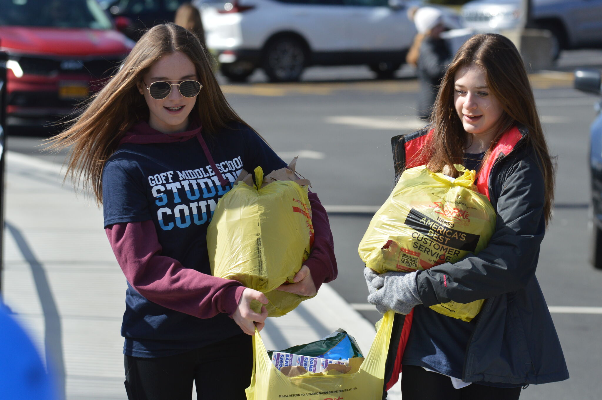 Students, governor 'stuff the bus' with supplies for Ukraine - Vimarsana News