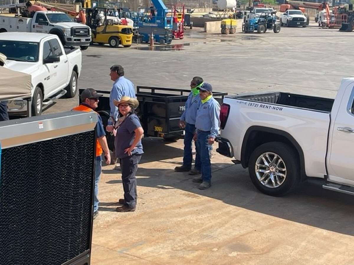 Laredo tool rental place offers demo for customers, constructors