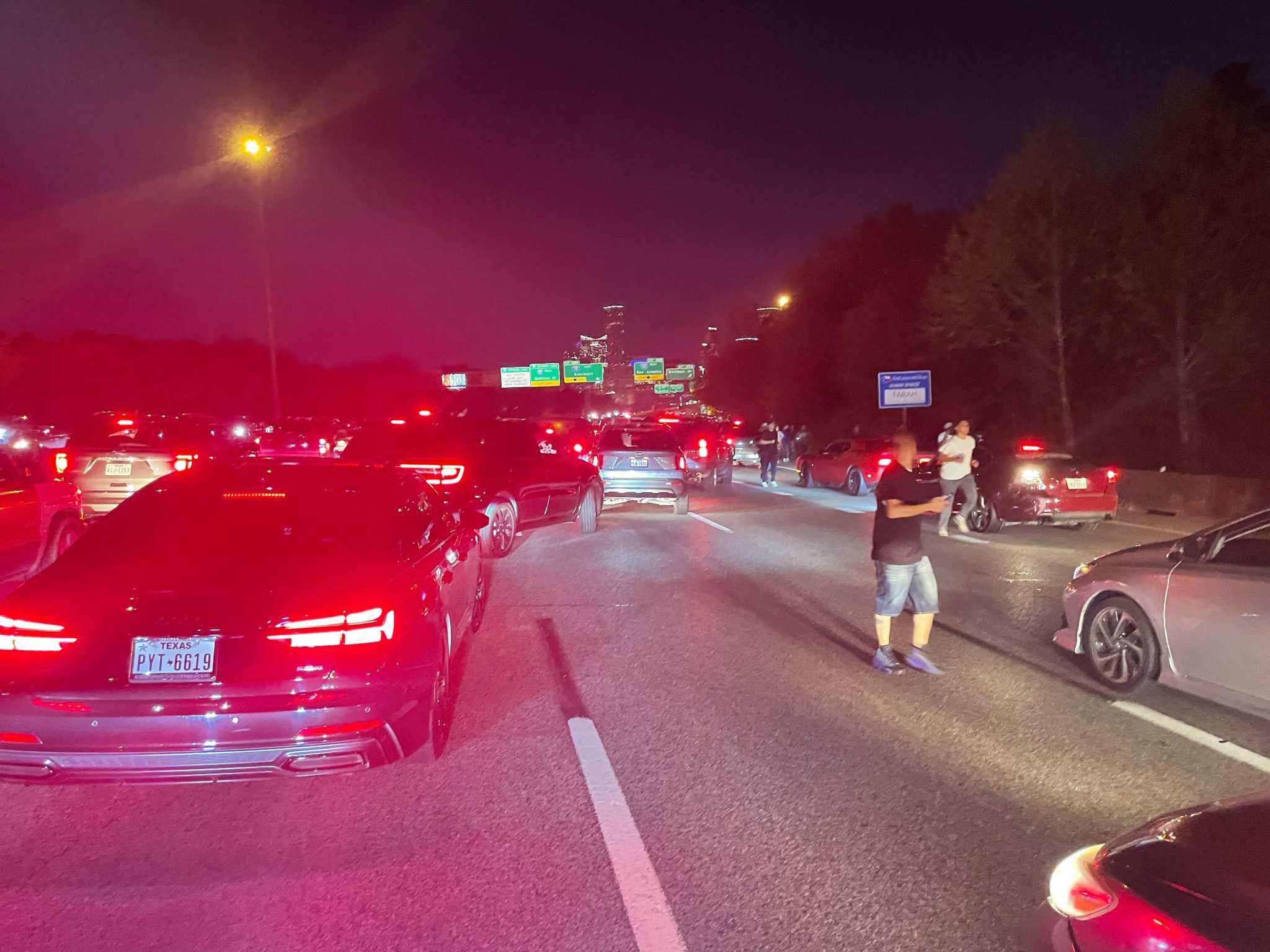Flash mob turns I-45 into parking lot as drivers do donuts for social media stunt - Vimarsana News