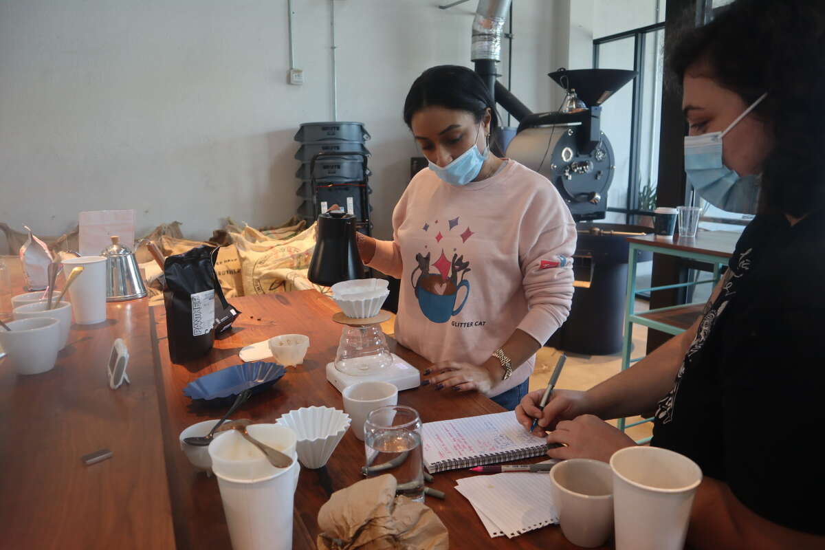 Cortesía de Glitter Cat Barista con Neichelle Guidry (izquierda) y Alyssa Bell (derecha).