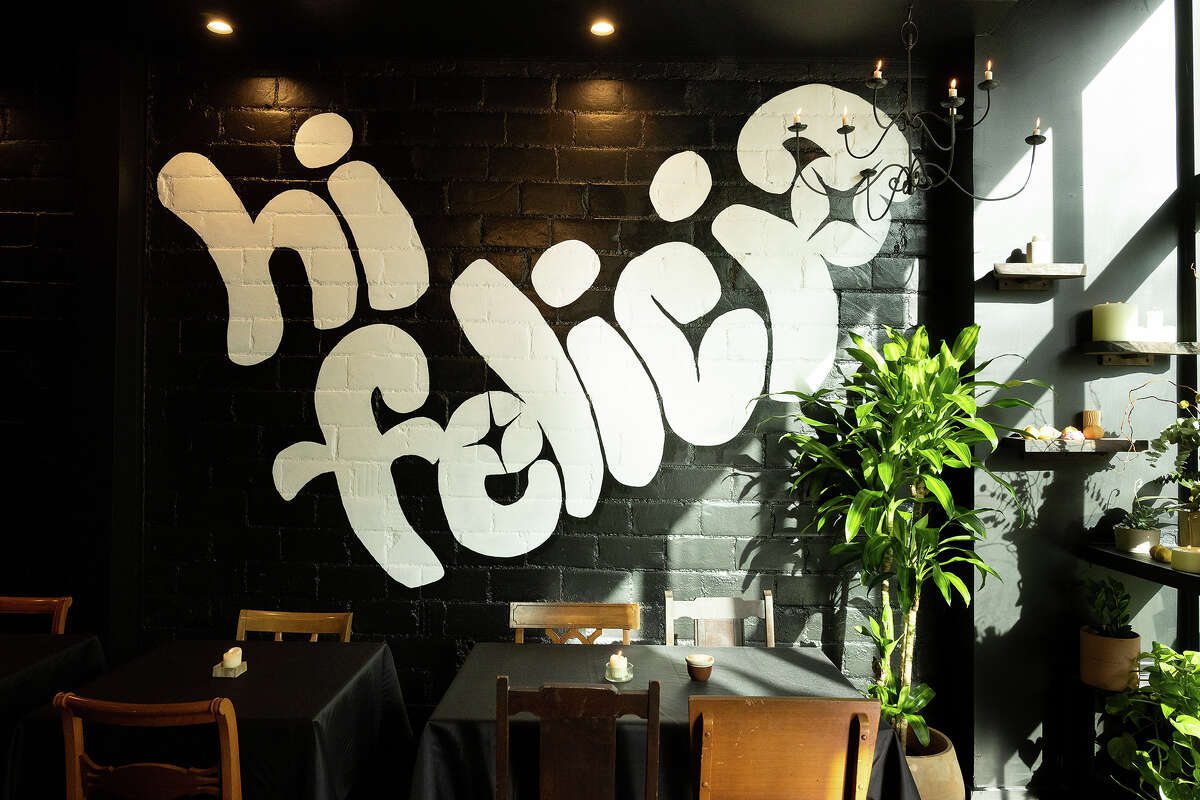 오클랜드에 있는 Hi Felicia Supper Club의 내부. Hi Felicia는 최근 캘리포니아의 미슐랭 가이드에 추가되었습니다.