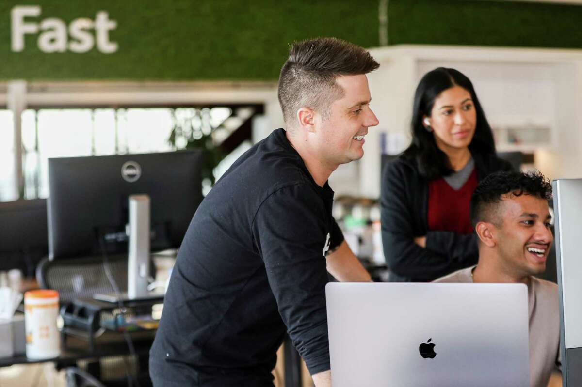 Fast CEO Domm Holland (left) speaks with employees while at the company’s corporate office in San Francisco in 2021. The company announced Tuesday it has shuttered.