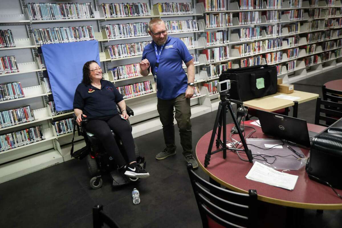 Advocates tout ‘enhanced’ Harris County library cards, urge authorities