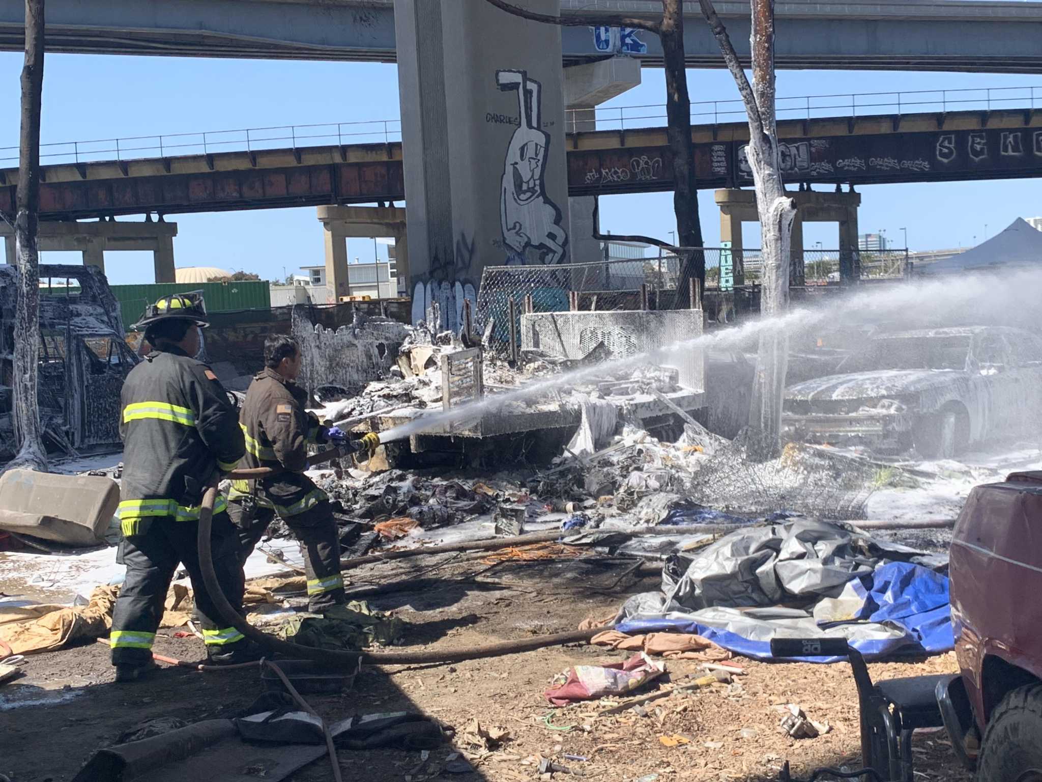 West Oakland encampment fire kills 1, displaces 5