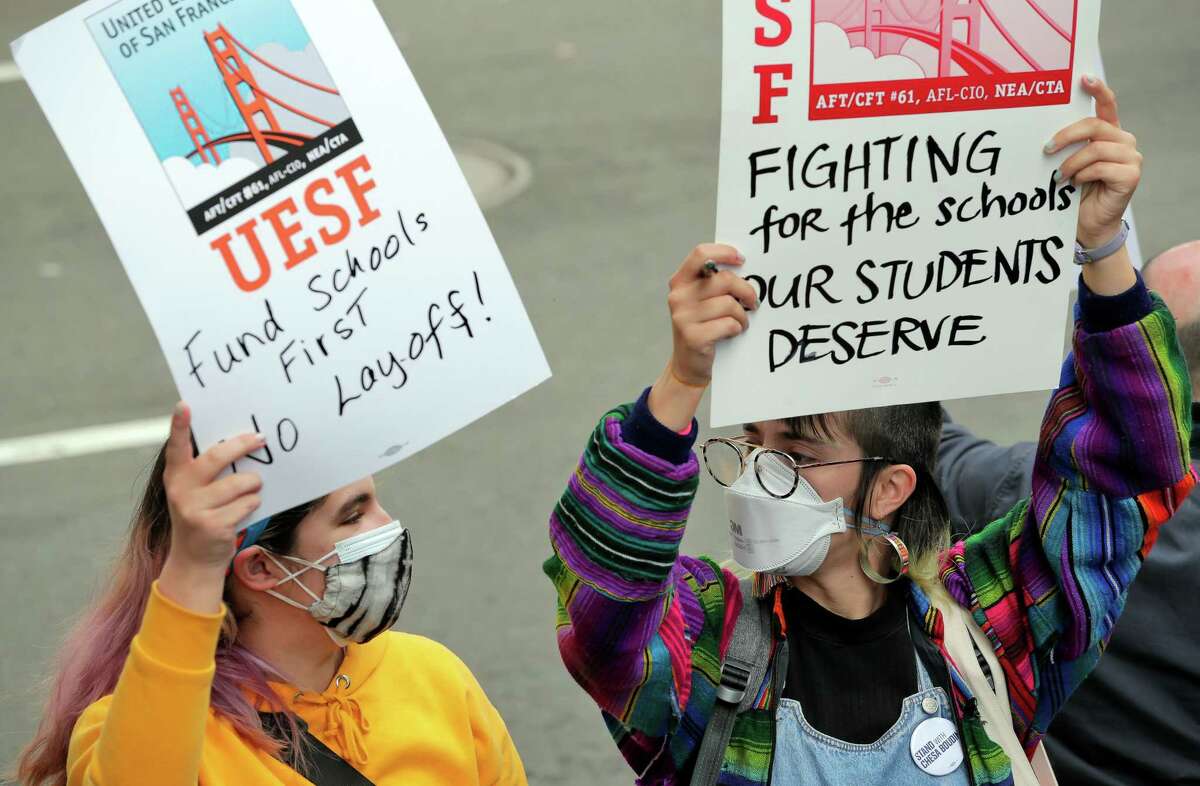 旧金山学校官员周一宣布进入紧急状态，并宣布成立一个由60名成员组成的指挥中心，以帮助解决工资问题。尽管经过了10多个月的努力，这一问题已经导致数千名愤怒的教师和员工被少付工资或没有医疗福利。这张照片显示的是在2022年3月14日，代表SFUSD教师的抗议活动。