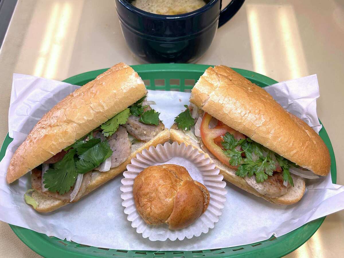 Un sándwich de albóndigas viene con sopa de cebolla francesa y bollos de crema en French Sandwiches en Fredericksburg Road en el área del Centro Médico del Sur de Texas.