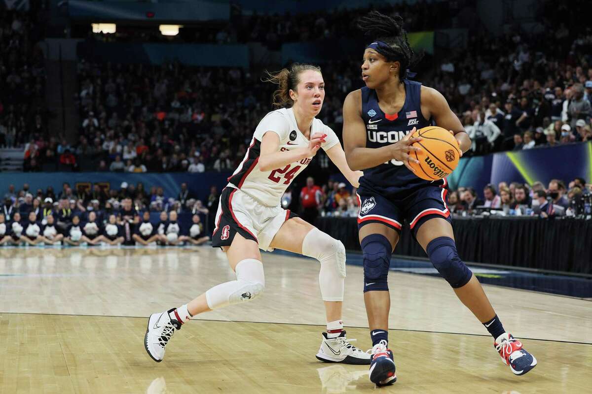 MINNEAPOLIS, MINNESOTA - APRIL 01: Lacie Hull #24 of the Stanford Cardinal defends against Christyn Williams #13 of the UConn Huskies in the second half during the 2022 NCAA Women's Final Four semifinal game 2 at Target Center on April 01, 2022 in Minneapolis, Minnesota. UConn defeated Stanford 63-58. (Photo by Andy Lyons/Getty Images)