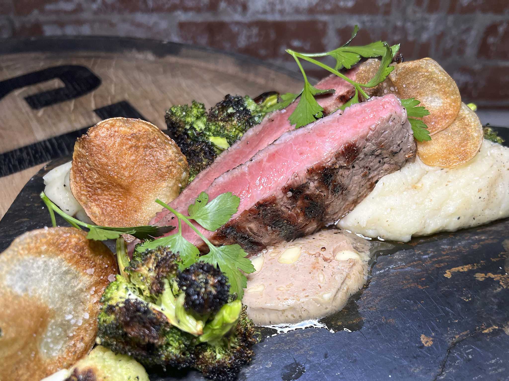 Mike Sutter review: 5 Points Food & Drink carries a dimmer version of downtown Restaurant Gwendolyn's dream - Vimarsana News