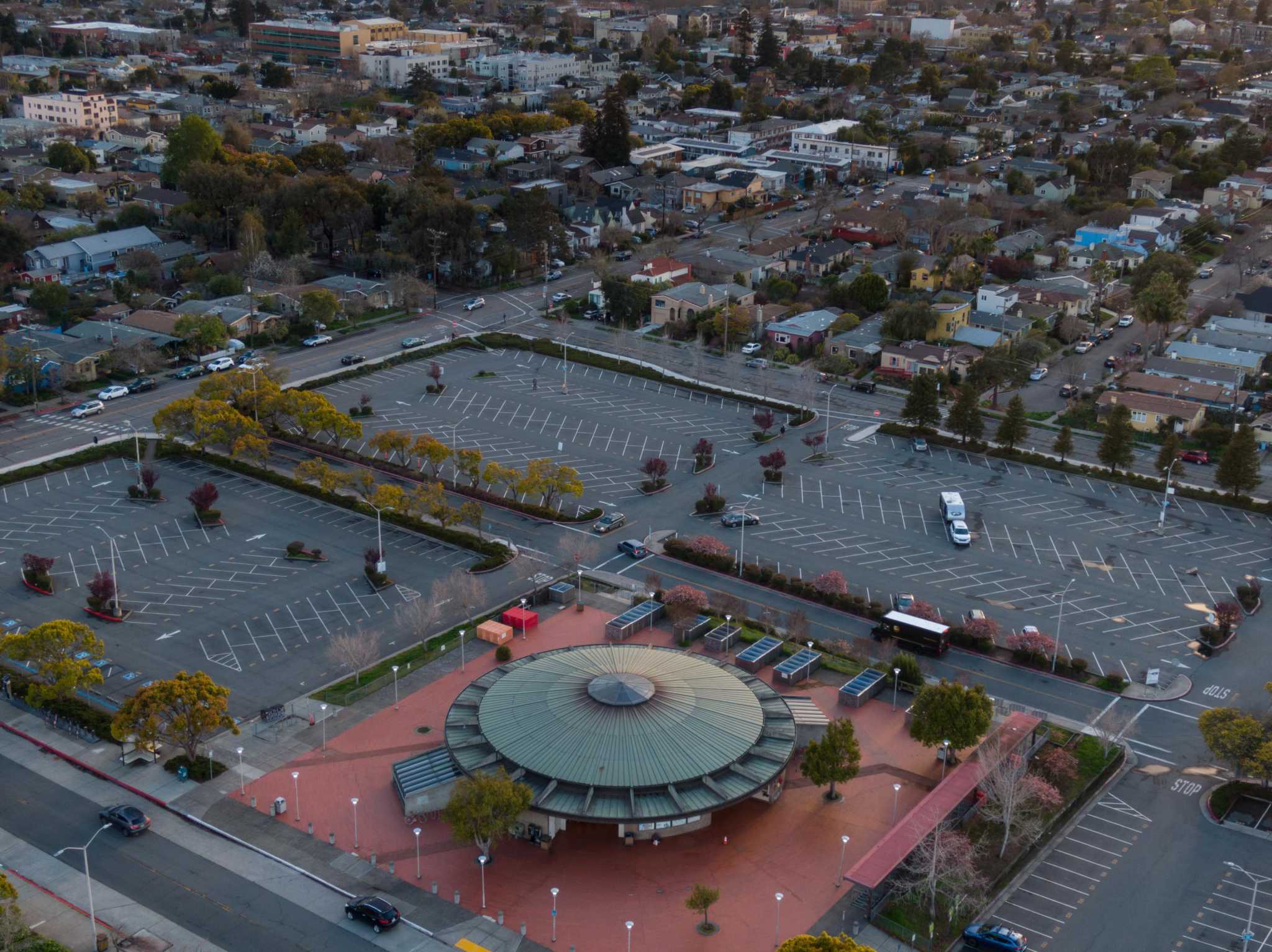 Plans for up to 3,600 homes at two Berkeley BART stations move ahead with vote on 12-story buildings - Vimarsana News