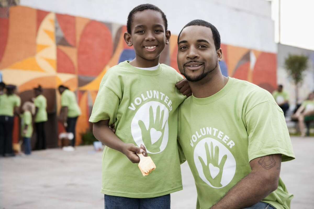 Parents who want their children to reap the rewards of volunteering can try various strategies to help them find an opportunity to lend a hand.