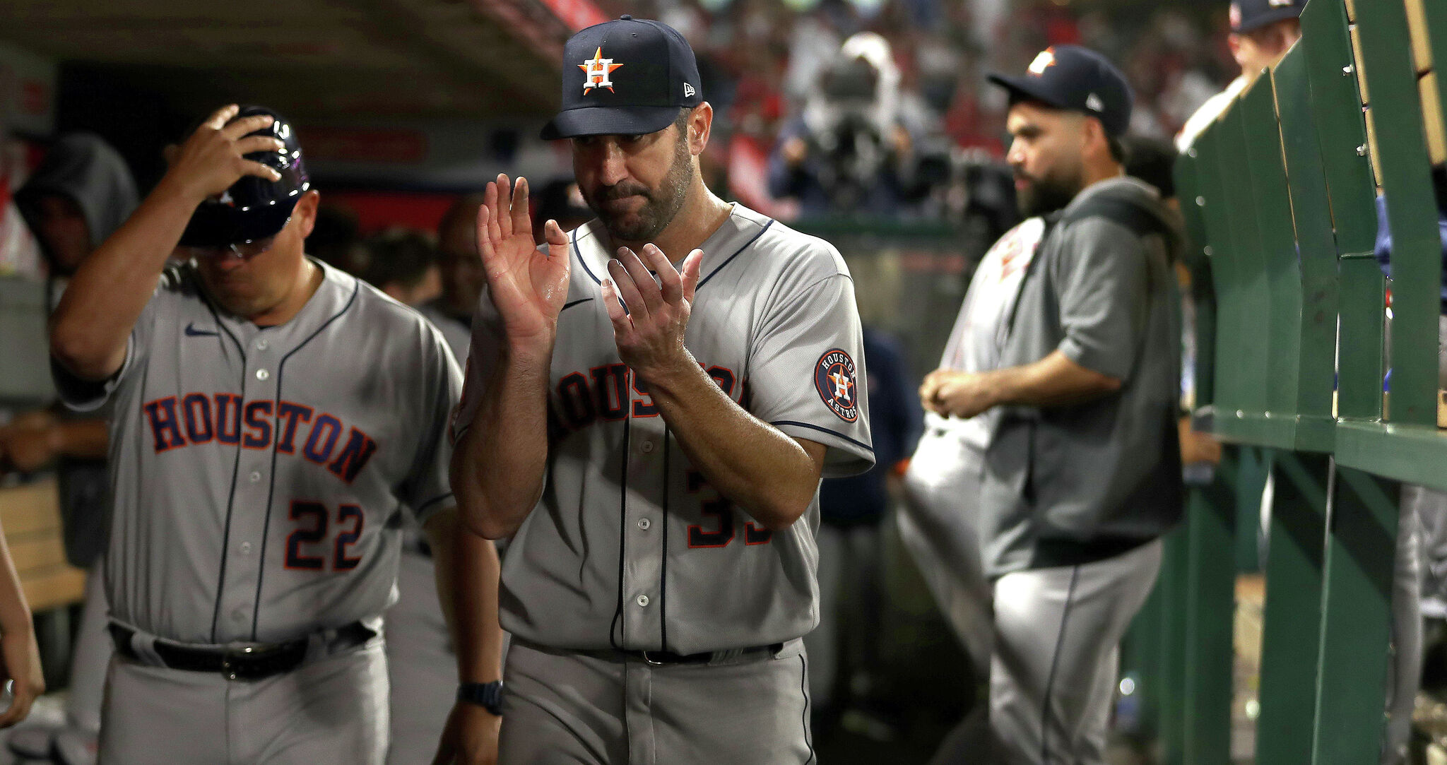 Altuve's dash lifts Verlander, Astros over Yanks in Game 2