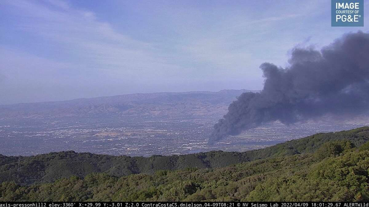 A fire rages at a Home Depot store in San Jose on April 9, 2022.&nbsp;