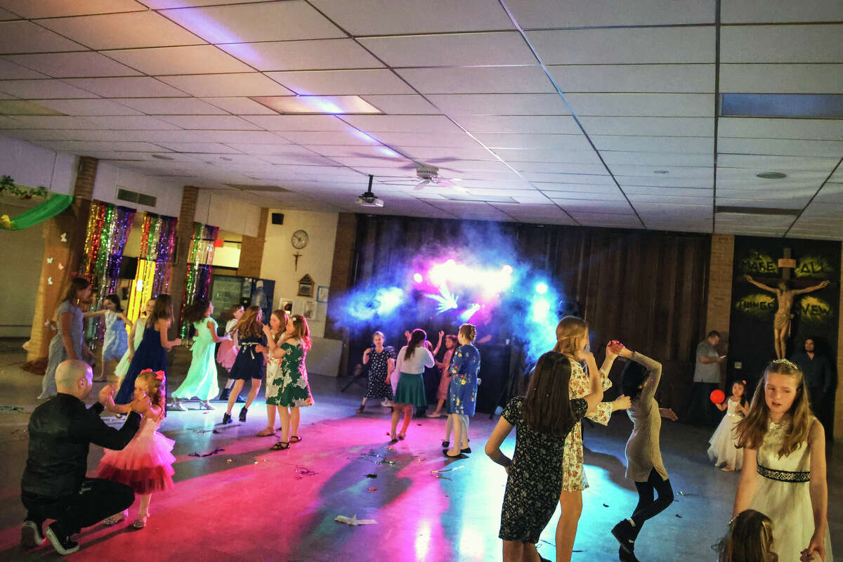Pères et filles ont dansé sur la piste de danse pour l'événement de l'école centrale catholique de Manistee,