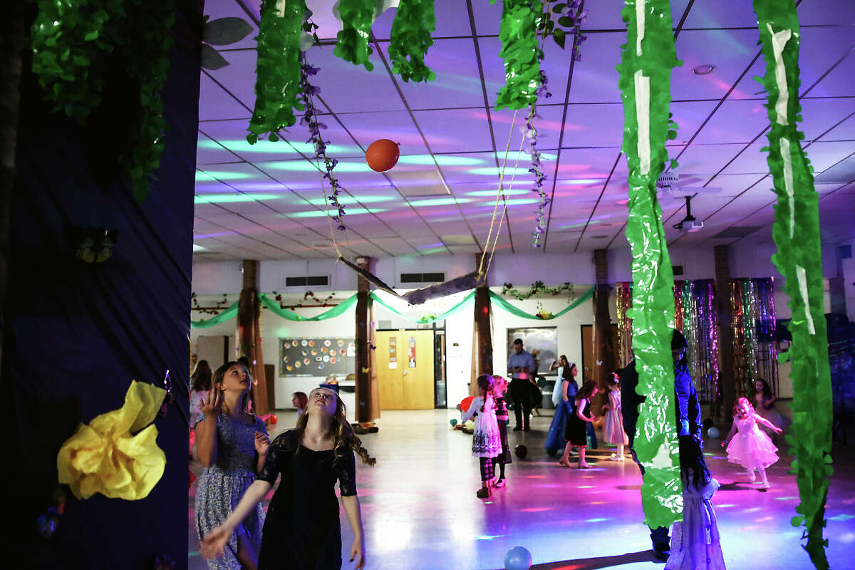 Pères et filles ont dansé sur la piste de danse pour l'événement de l'école centrale catholique de Manistee,