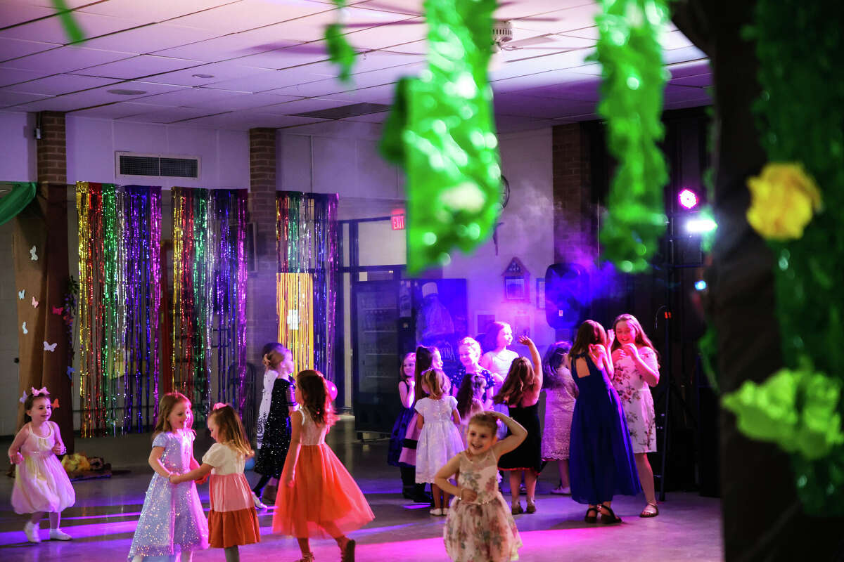 Pères et filles ont dansé sur la piste de danse pour l'événement de l'école centrale catholique de Manistee, 